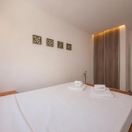 B38 - Tamar & Patio Apartment Lagos
